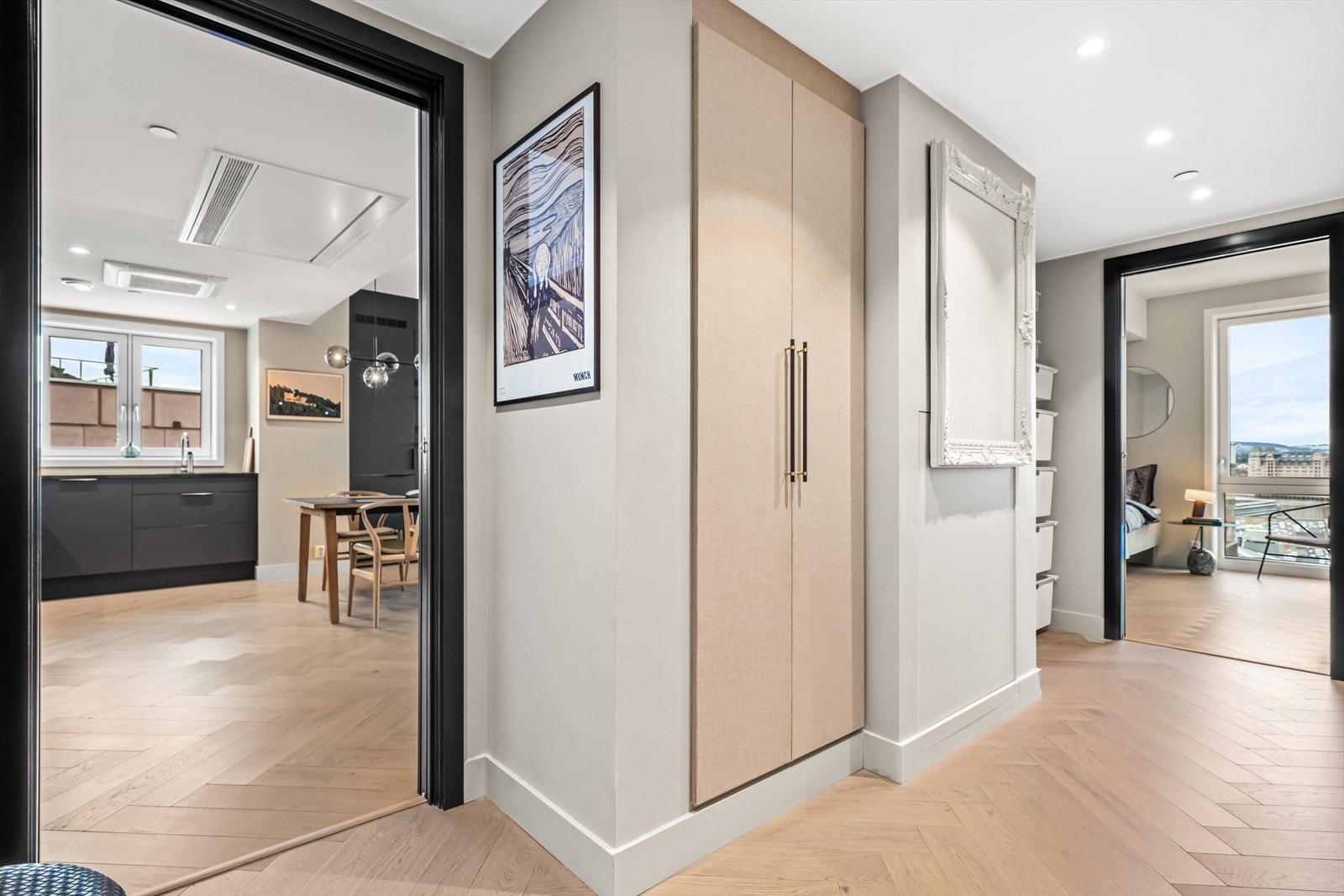 Boligen har en romslig entré med lekkert innebygget garderobeskap og hyller. Downlights i himling. Galleribilde