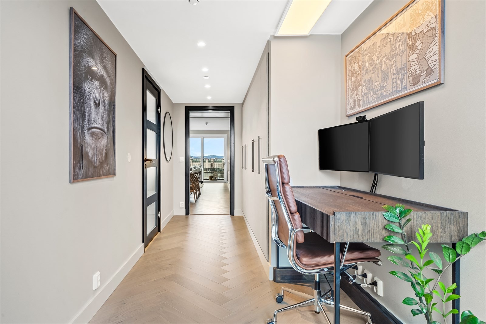 Praktisk gang med god plass til kontorpult og arbeidsstasjon. Galleribilde