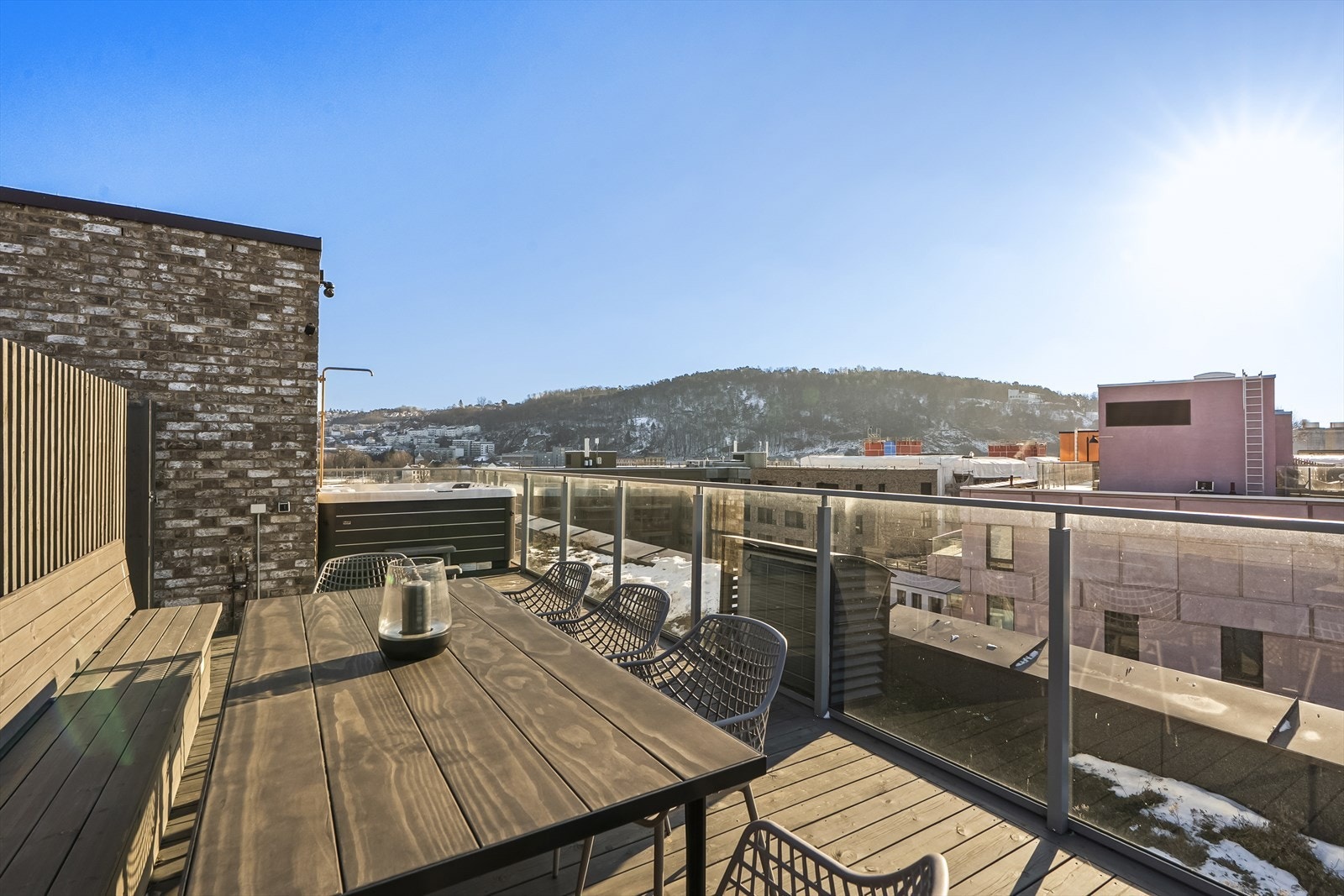 Privat takterrasse på 28 kvm med utebelysning, stikkontakter, jacuzzi m.m. Avløp og mulighet for utekjøkken. Ethernet kabel til terrassen. Galleribilde