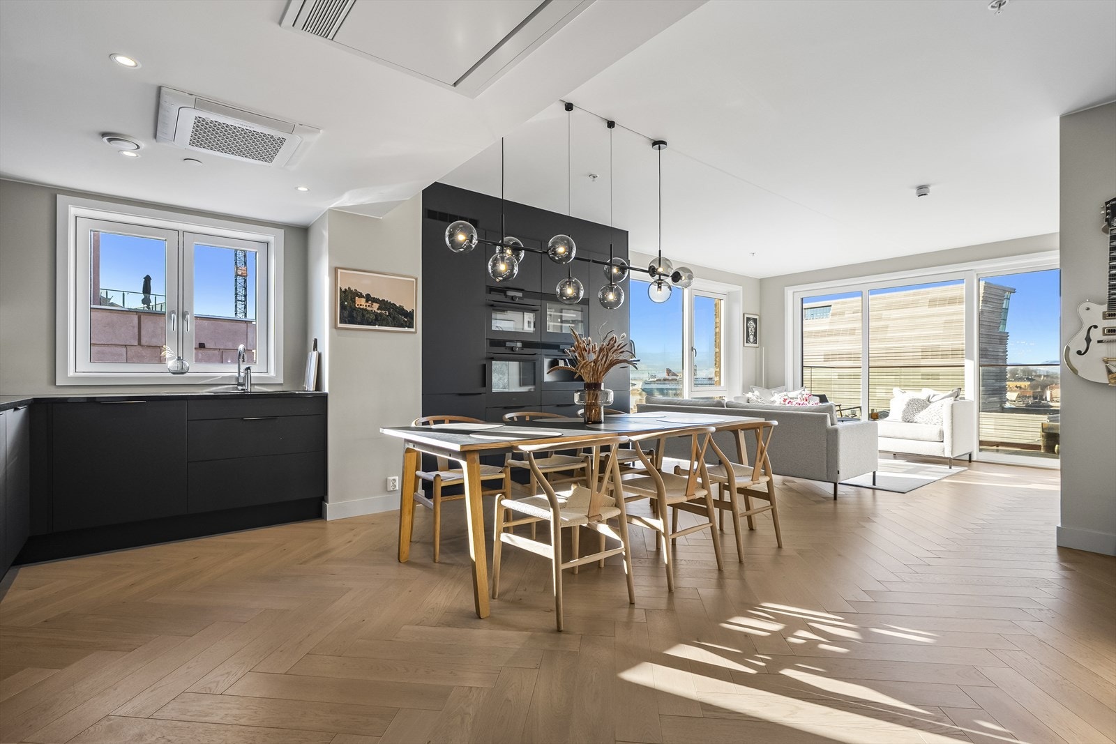 Lys og luftig 4-roms toppleiighet med god takhøyde, store vindusflater og gode innredningsmuligheter Galleribilde