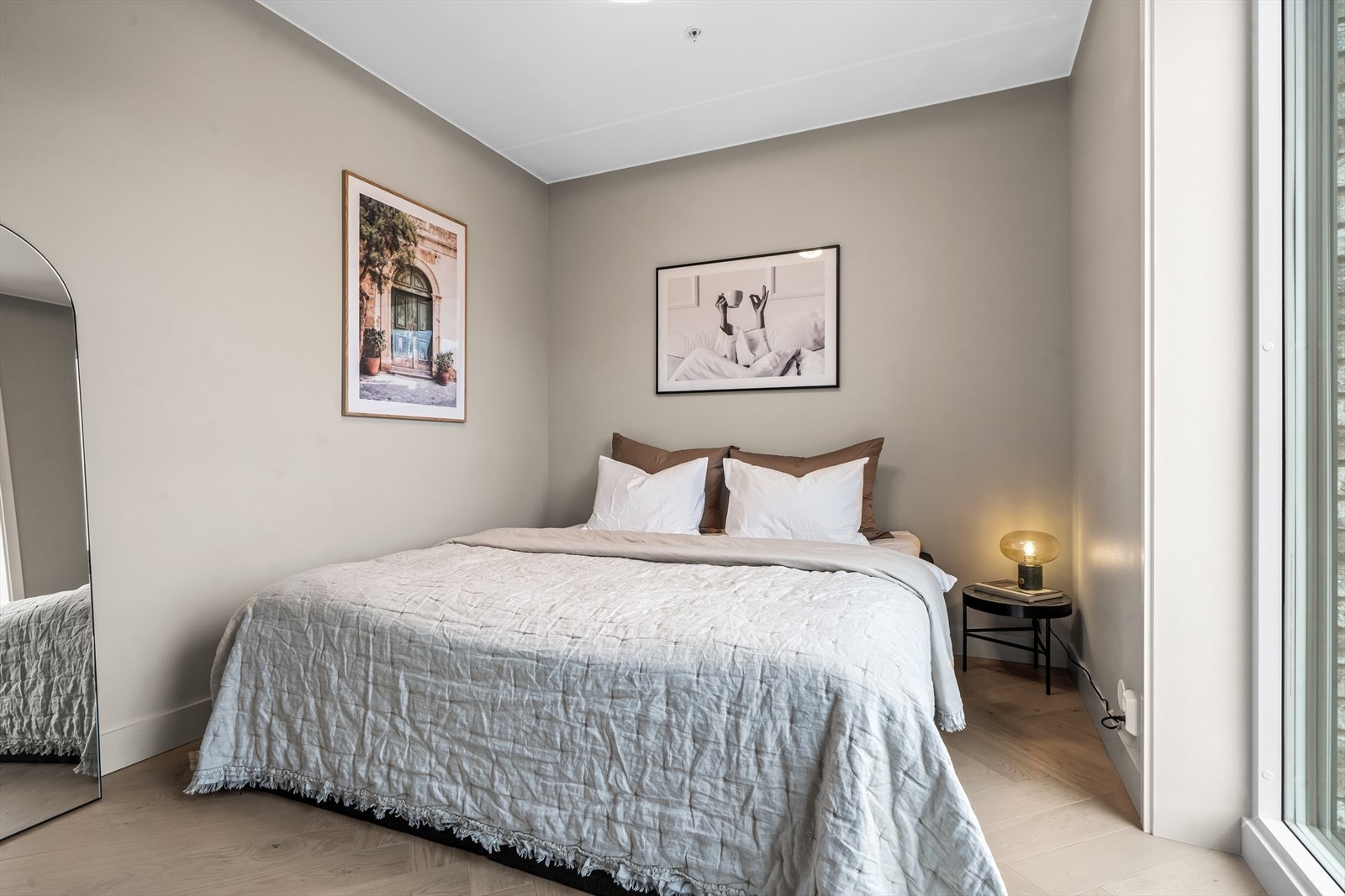 Hovedsoverom er romslig med god plass til dobbeltseng og nattbord. Galleribilde