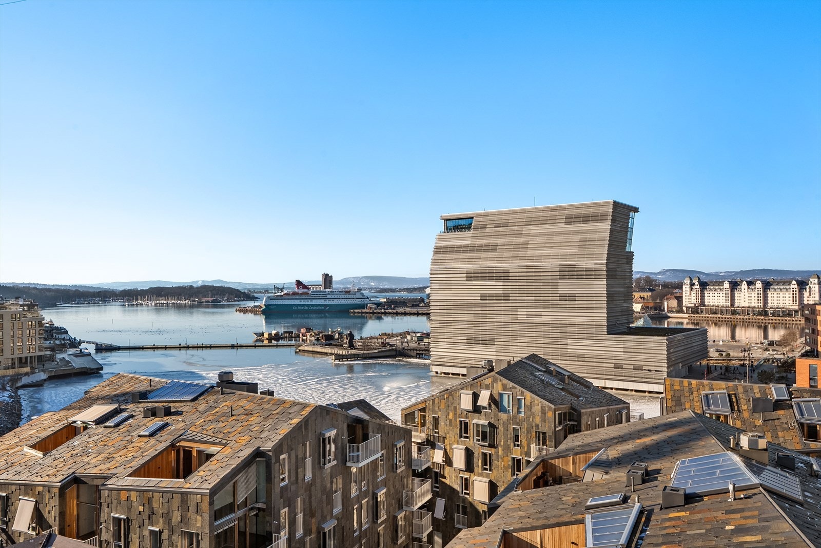 Storslått utsikt mot fjorden, Hovedøya, Munchmuseet, byen m.m. Galleribilde