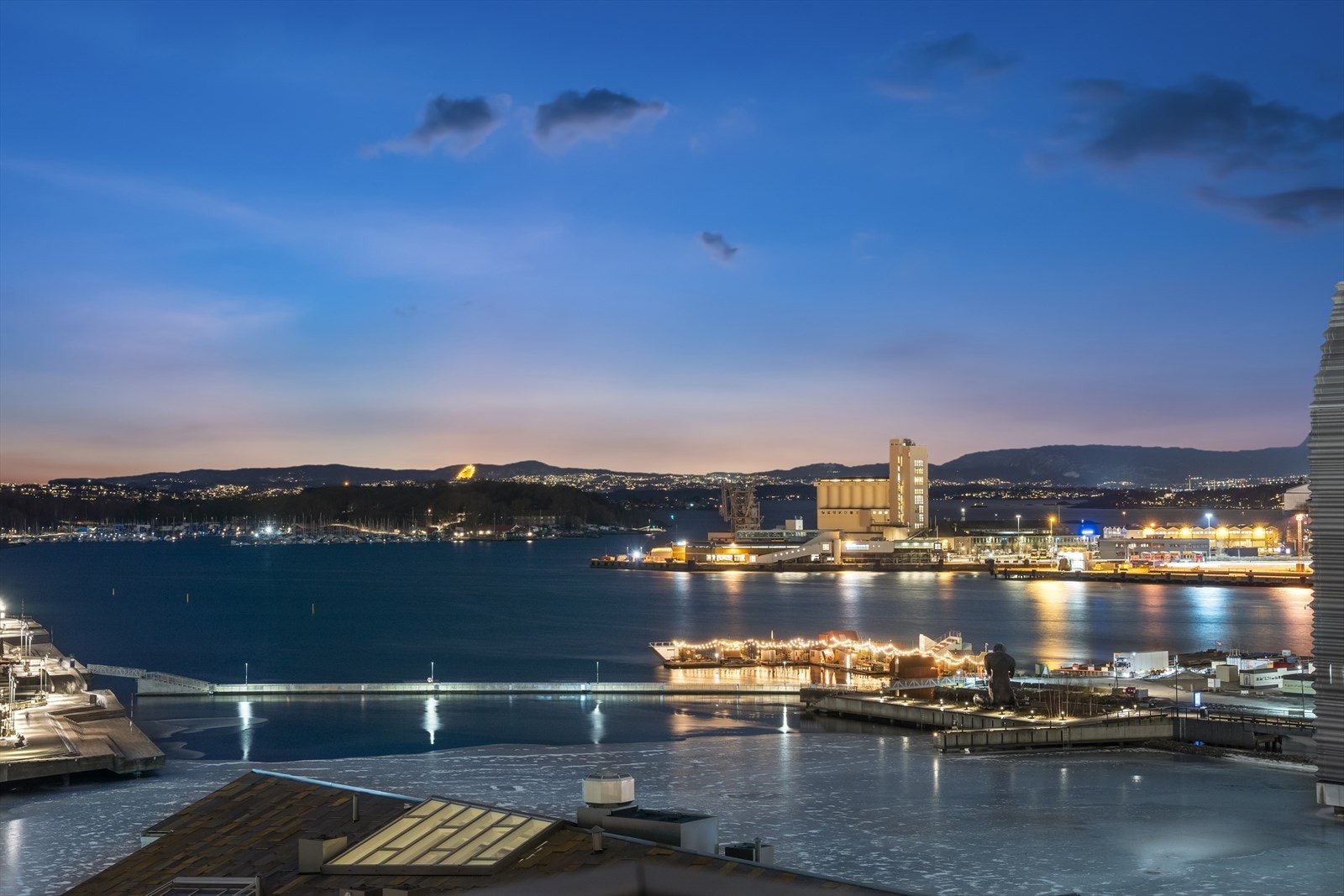 Fantastisk utsikt mot fjorden og havnebassenget Galleribilde