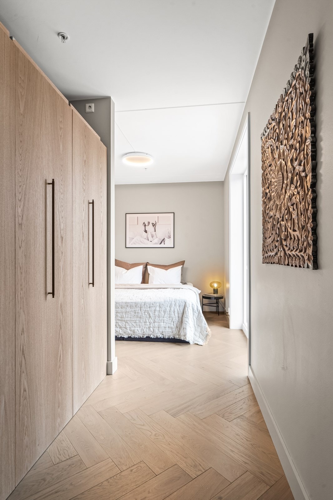 Videre trer man inn på hovedsoverom. Her er det også montert flott garderobeløsning med står i stil med gulvet. Galleribilde