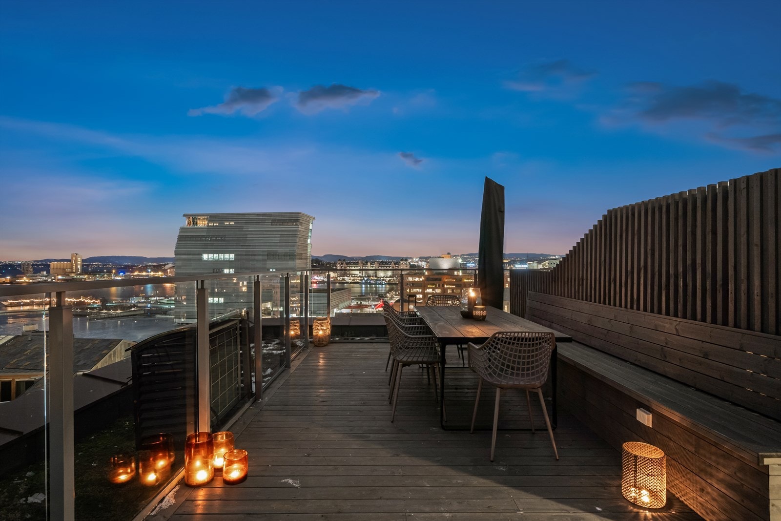 Privat takterrasse som er helt skjermet med fantastisk utsikt over Oslo by, fjorden, Barcode, Ekeberg m.m. Galleribilde