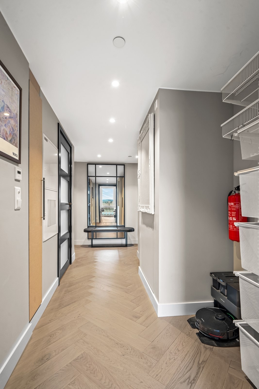 God plass til å henge fra seg i gangen. Gode løsninger med integrerte skap og hylleløsinger. Adkomst til gjestebad. Galleribilde