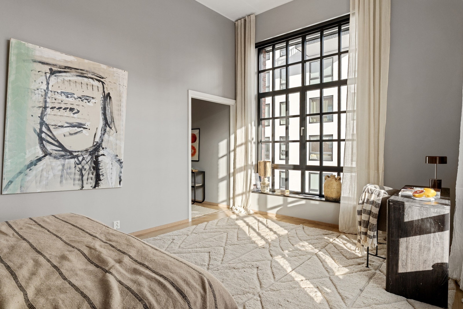 Store vindusflater gir flott lysinnslipp og skaper en luftig romfølelse. Galleribilde