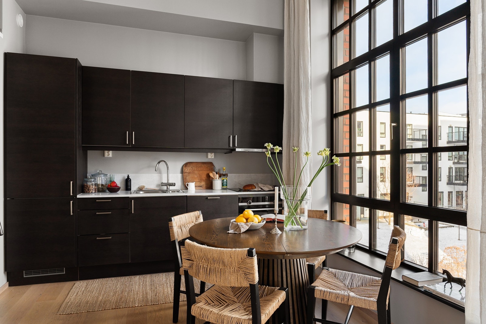 Kjøkkenet fremstår stilrent og moderne med Sigdal kjøkkeninnredning med glatte fronter som gir et tidløst og elegant uttrykk. Galleribilde