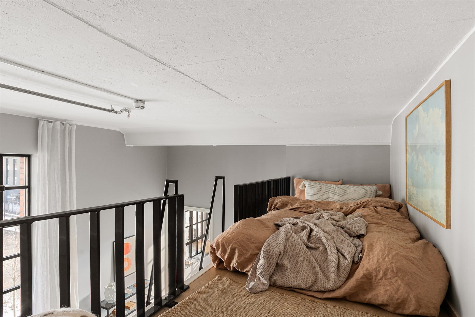 Fra stuen er det adkomst til en romslig hems med fleksible bruksmuligheter, perfekt som hjemmekontor, gjesterom eller til praktisk oppbevaring. Hemsen er målt til 5 kvm. Galleribilde