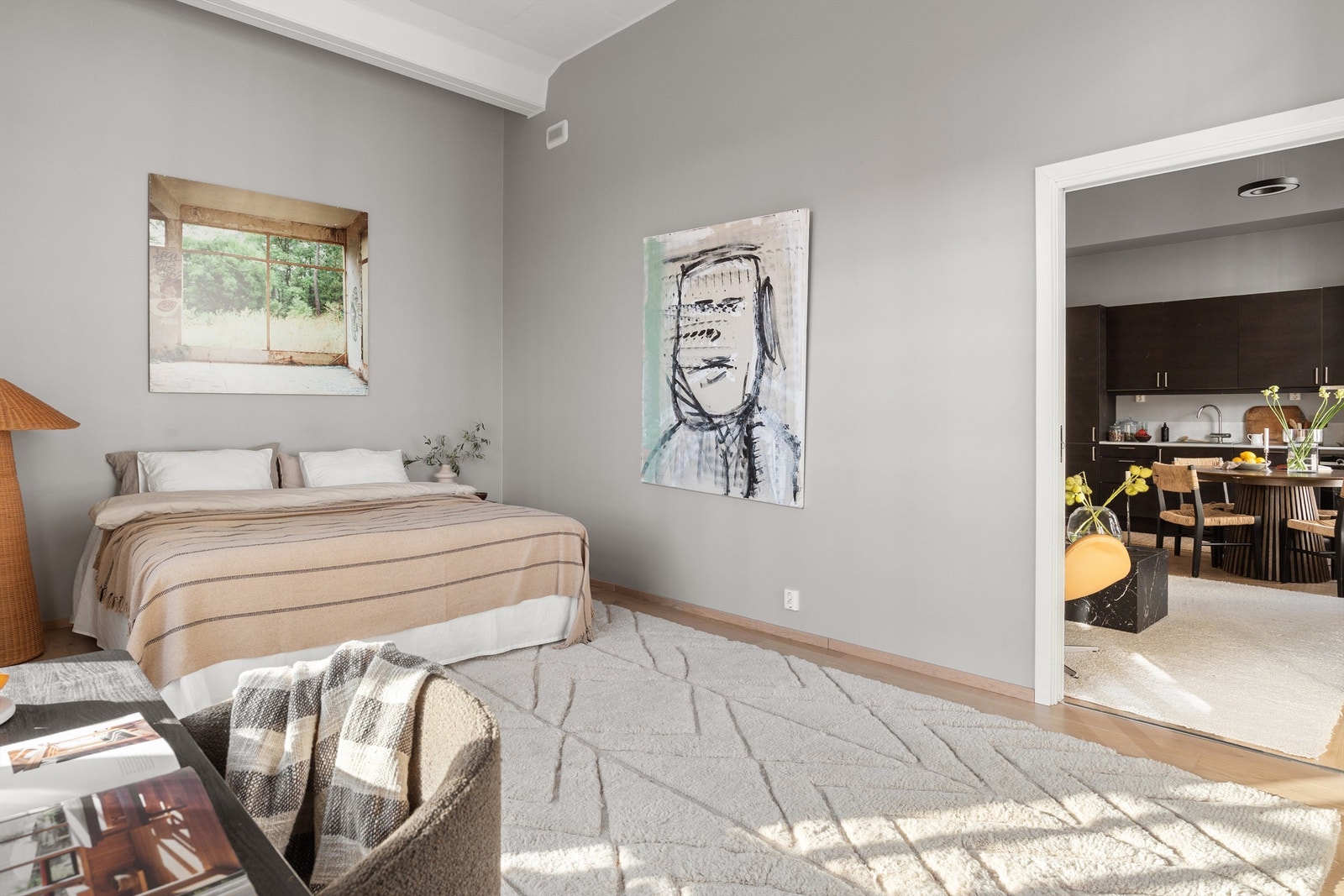 Her er det godt med plass til dobbeltseng, garderobeløsning og eventuelt arbeidsplass, noe som gir fleksible bruksmuligheter. Galleribilde