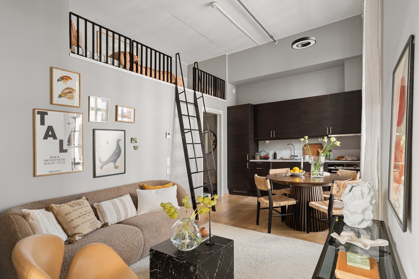 Oppholdsrommet har god plass til både sofagruppe og spisebord, og gir en sosial og innbydende sone for både hverdagsliv og gjester. Galleribilde