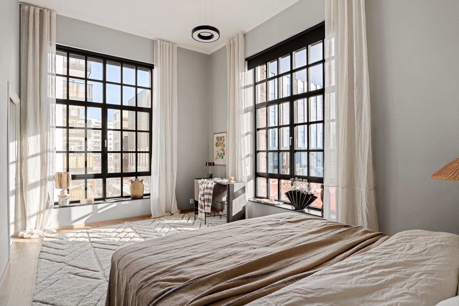 Soverommet viderefører boligens industrielle særpreg med karakteristiske fabrikkvinduer og god takhøyde. Galleribilde