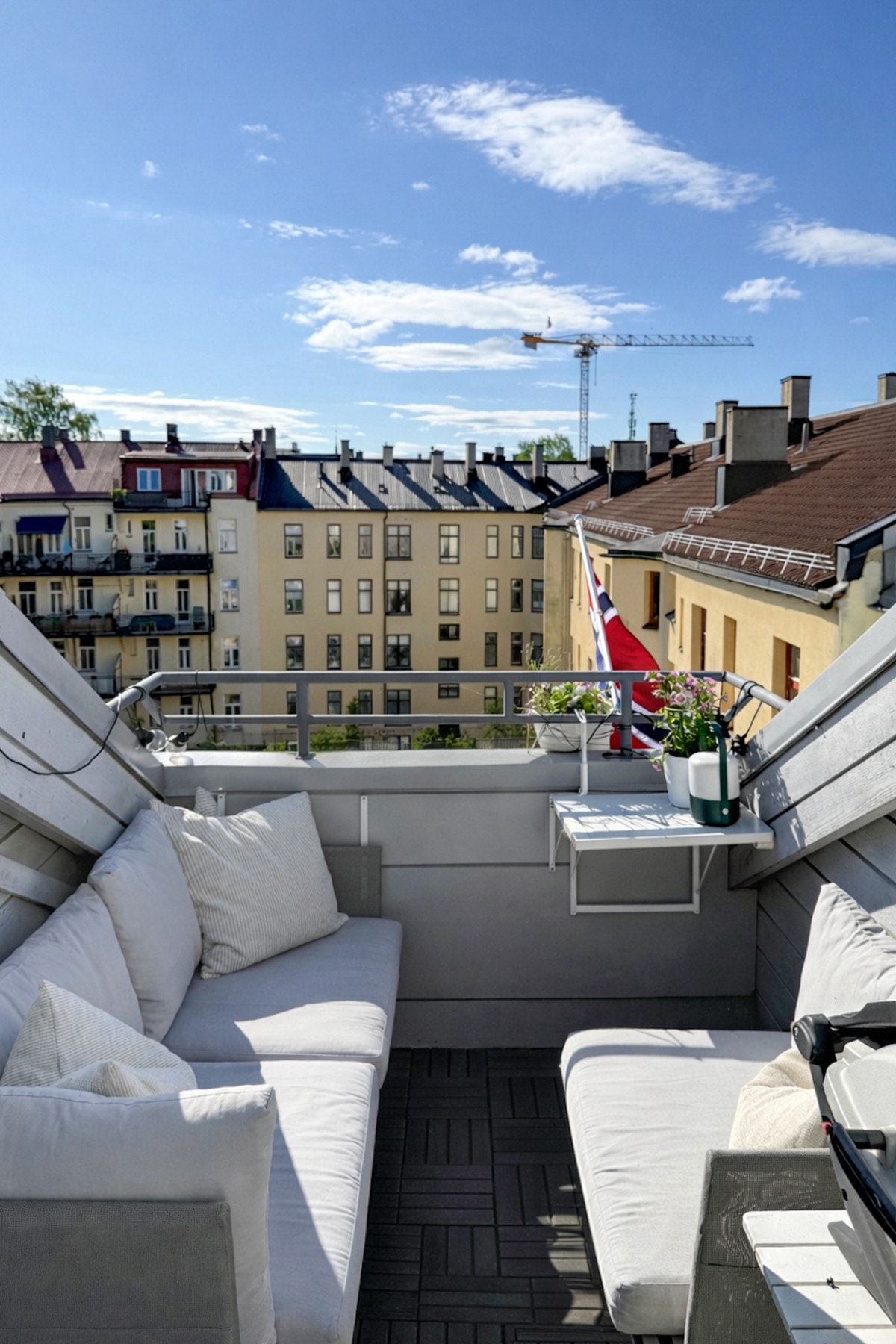 Innbydende terrasse med plass til sittegruppe og beplantning. Sommerbilder av terrassen er tatt av selger. Galleribilde