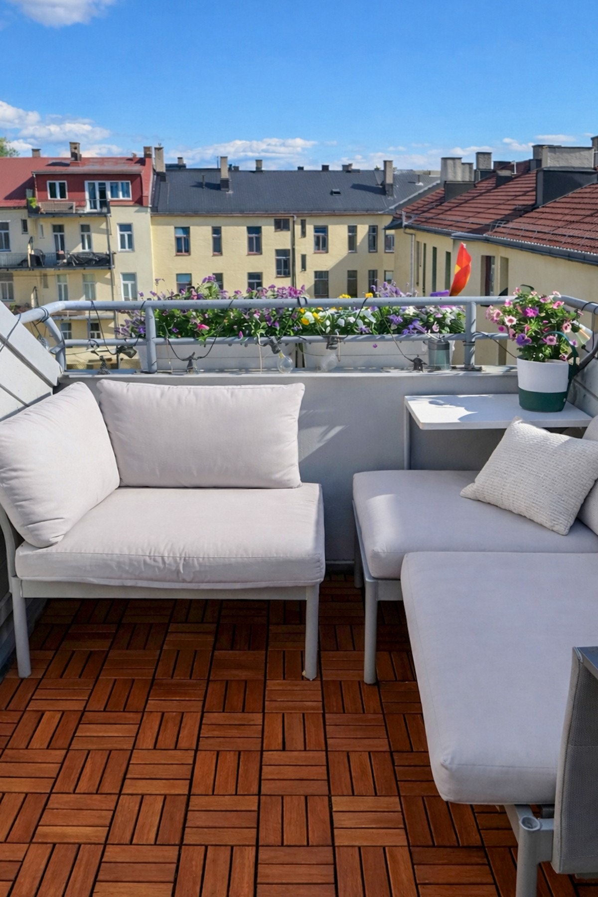 Terrassen er oppgradert med trefliser i 2024 (lagt over originale fliser). Galleribilde