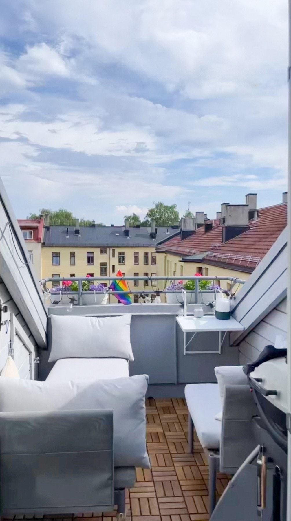 Terrassen har sol fra tidlig morgen og helt til ca. kl. 17 på sommerstid - perfekte forhold for lange, solrike dager i høyden. Galleribilde