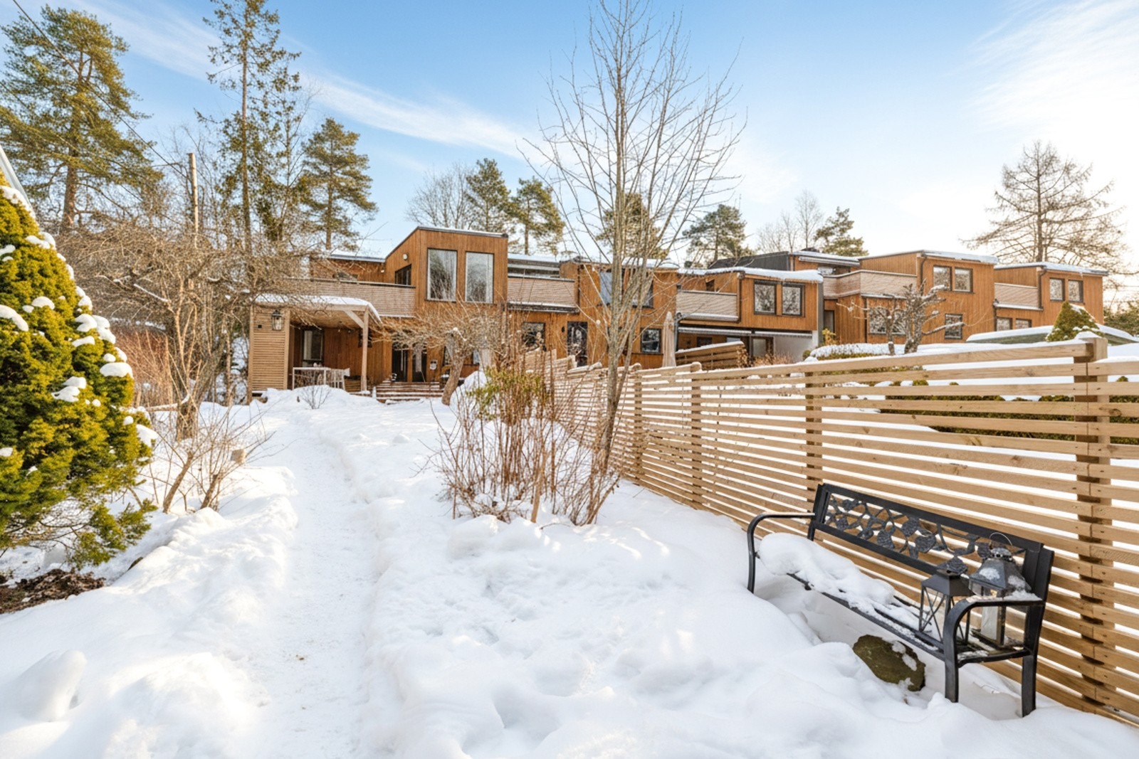 Fra terrassen er det direkte adkomst til en hage. Galleribilde