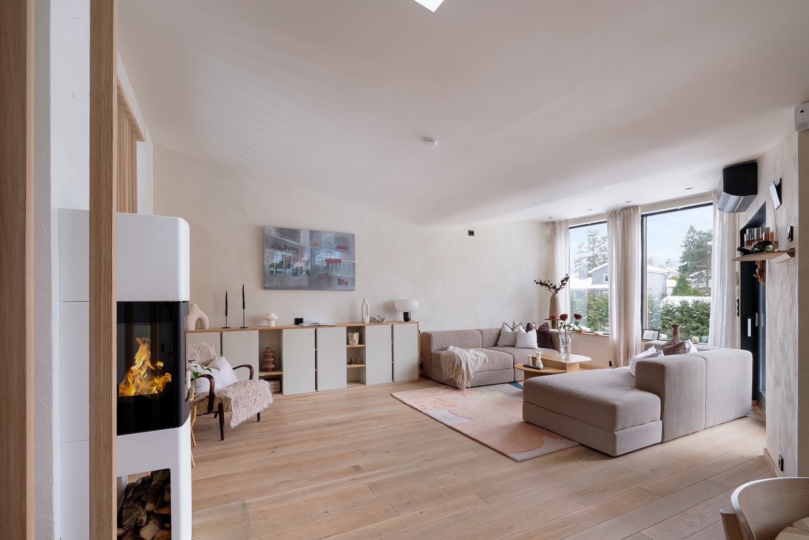 Boligen ble vesentlig oppgradert i 2023-2025 og fremstår som moderne og innbydende. Galleribilde