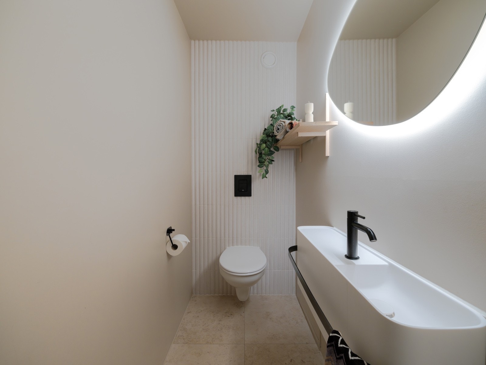 Boligen har et praktisk toalettrom fra 2024. Galleribilde