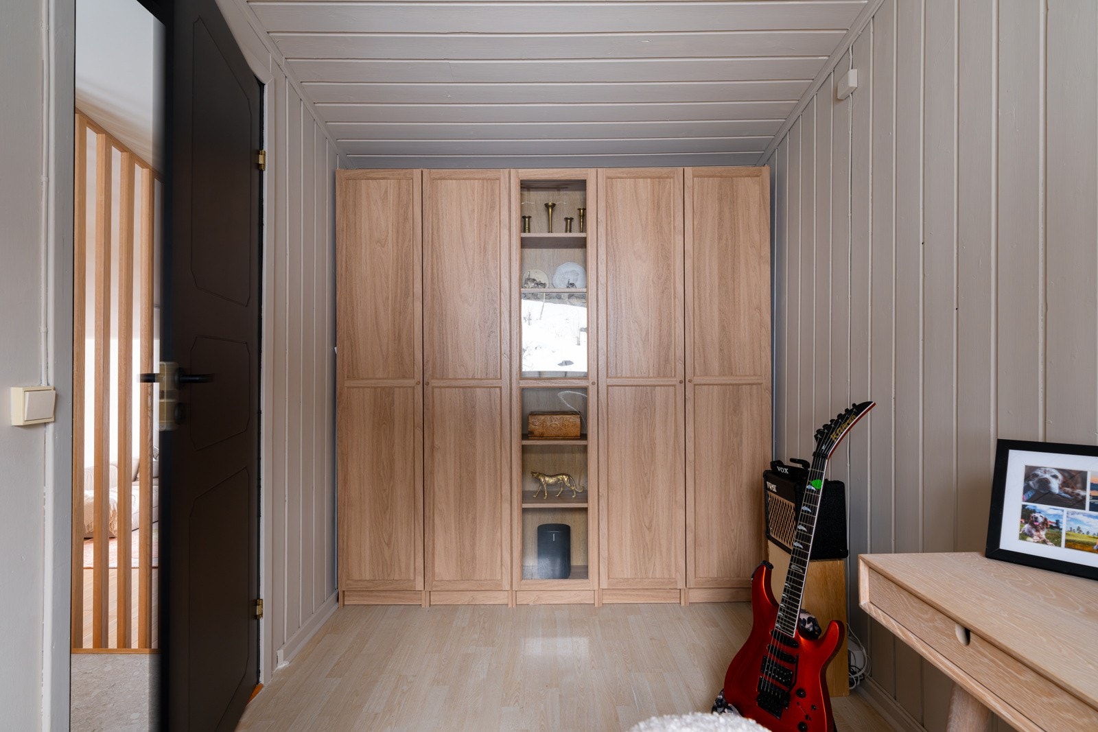 Rommet er innredet med et garderobeskap som følger handelen. Galleribilde