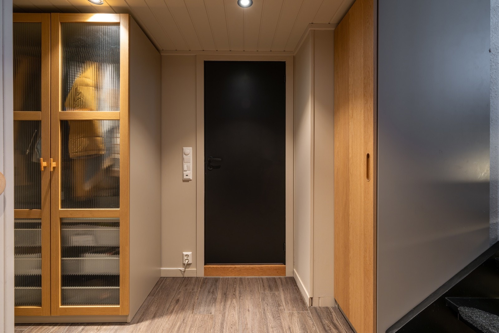 Det er to garderobeskap med god plass til yttertøy og sko. Galleribilde