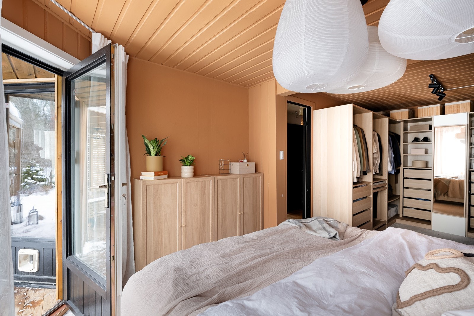 Fra to av soverommene er det utgang til den nederste terrassen. Galleribilde