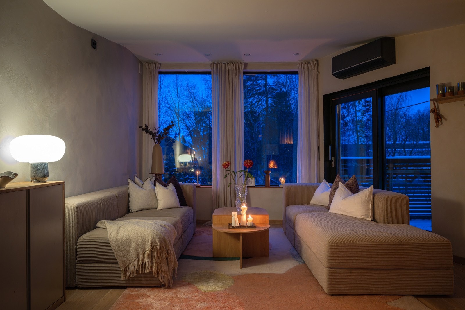 Stuen er av god størrelse og har plass til å møblere i ulike soner. Galleribilde