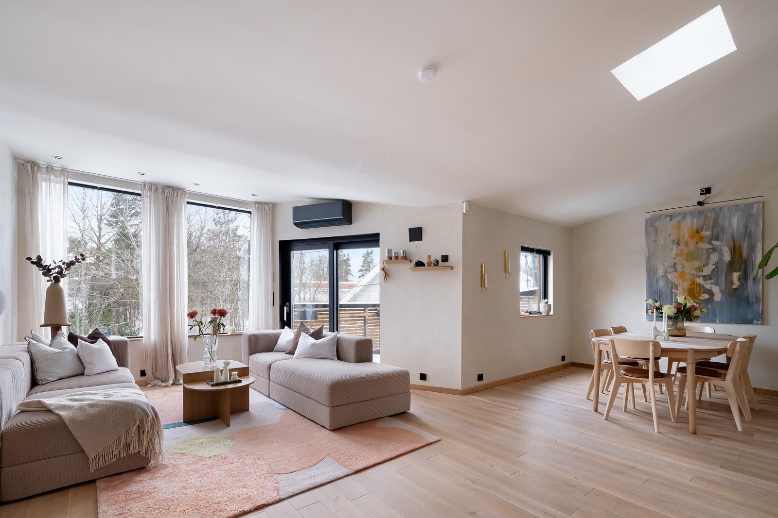 Her kommer du til et flott enderekkehus med sentral og attraktiv beliggenhet på Høybråten. Galleribilde