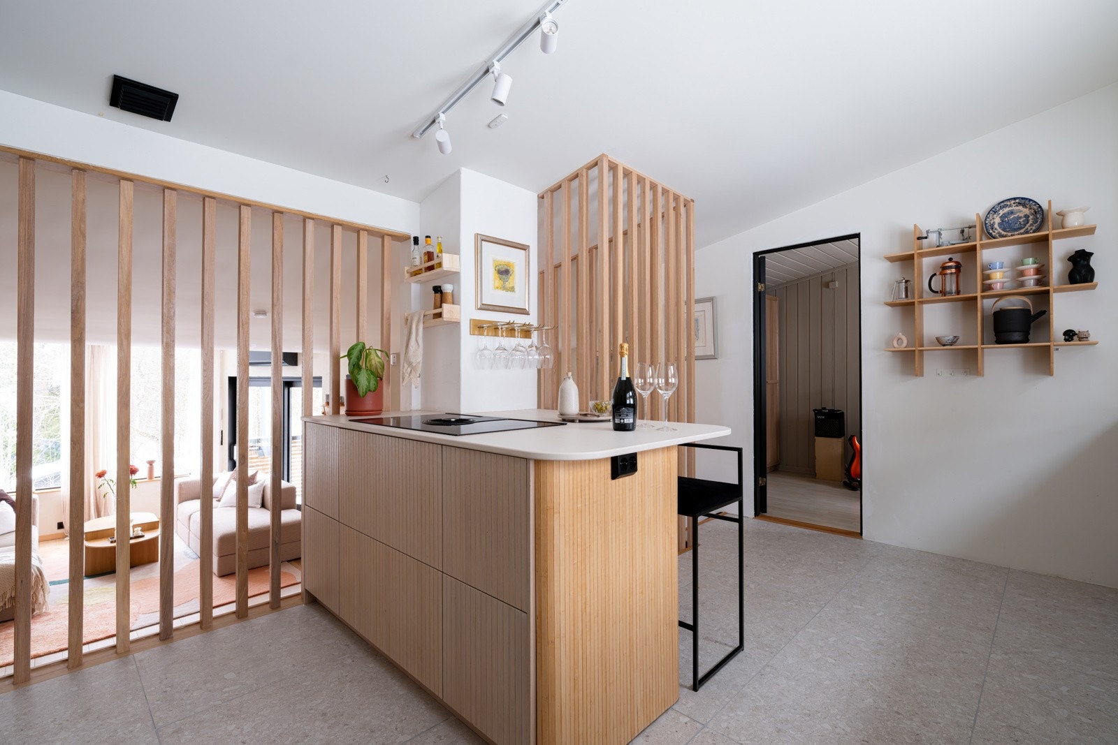 Gulv er flislagt, og vegger samt himling er utført i malte, glatte flater - noe som gir et delikat og helhetlig uttrykk. Galleribilde