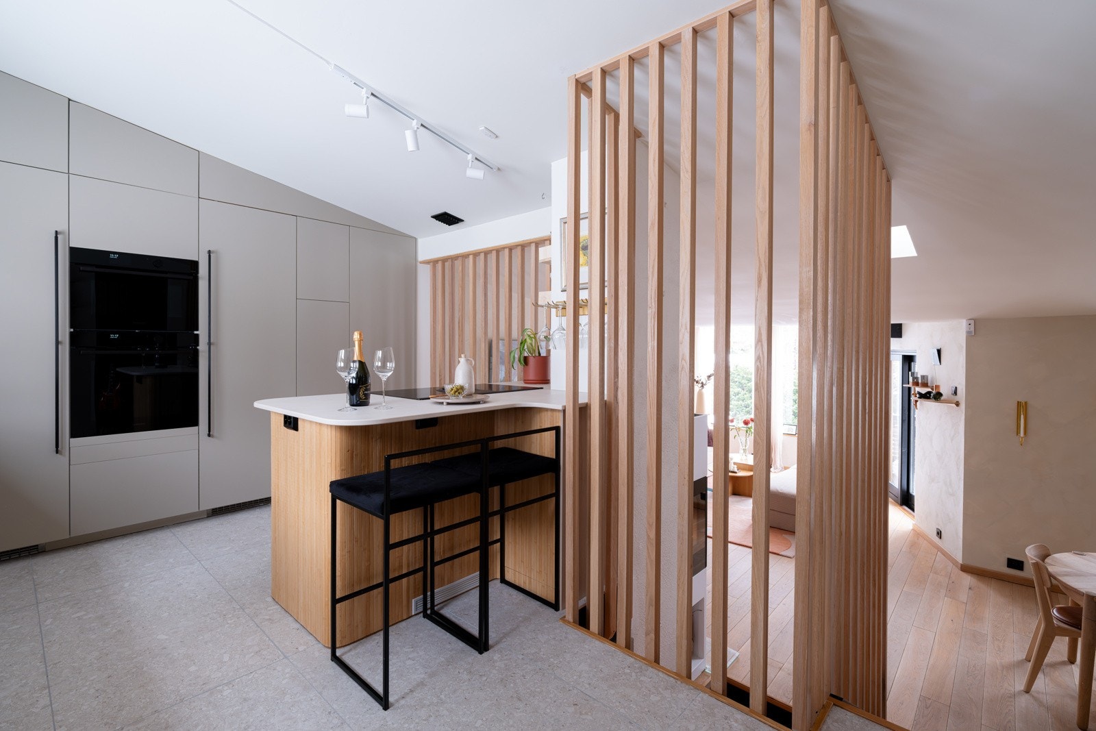 Kjøkkenet har underlimt oppvaskkum i kompositt og integrerte hvitevarer, inkludert oppvaskmaskin, stekeovner, kjøle- og fryseskap samt induksjonstopp med integrert avtrekk (kullfilter). Galleribilde