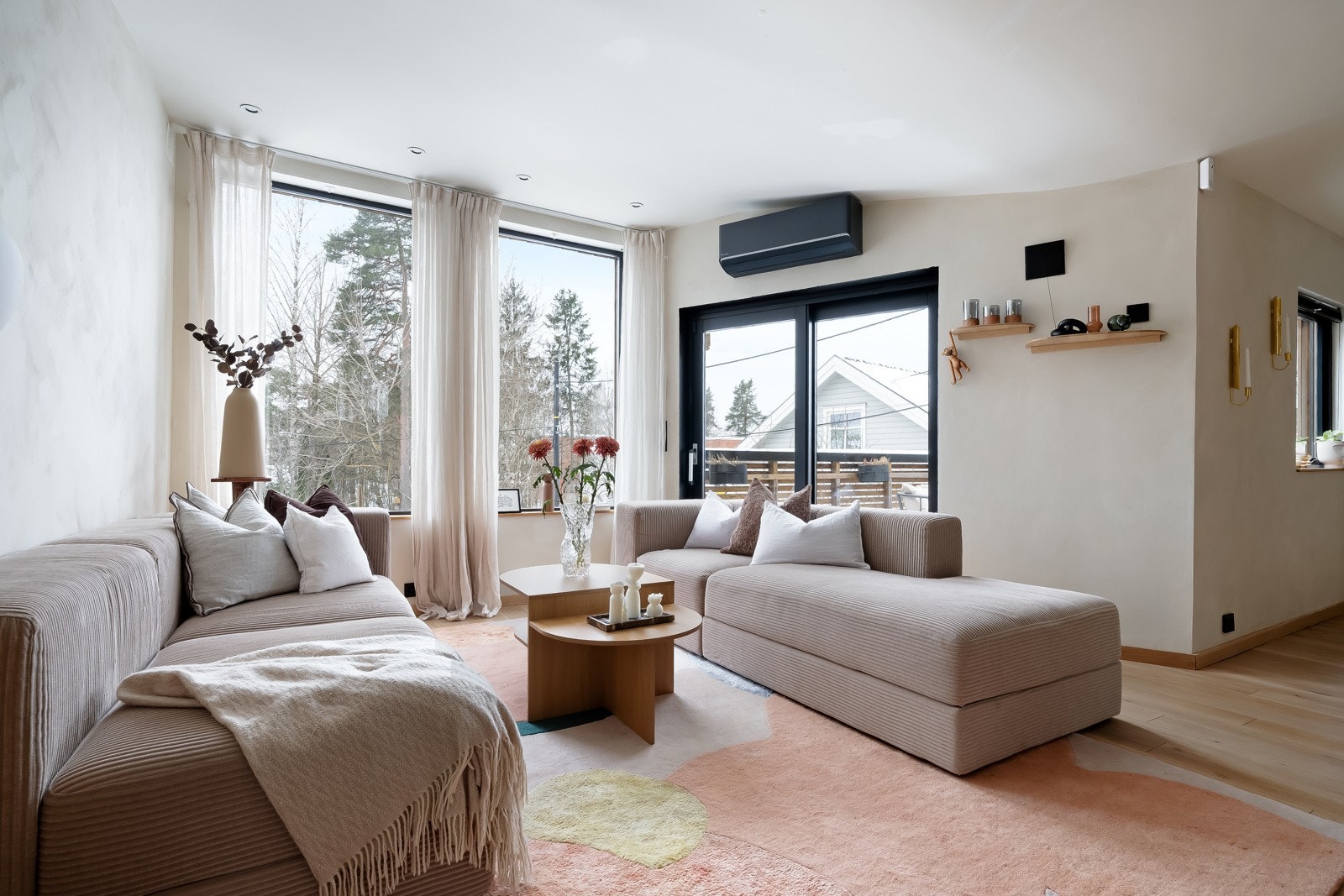 Rommet fremstår som gjennomført og delikat med lyse, tidløse overflater, malt i 2023. Gulvet ble lagt samme år. Galleribilde