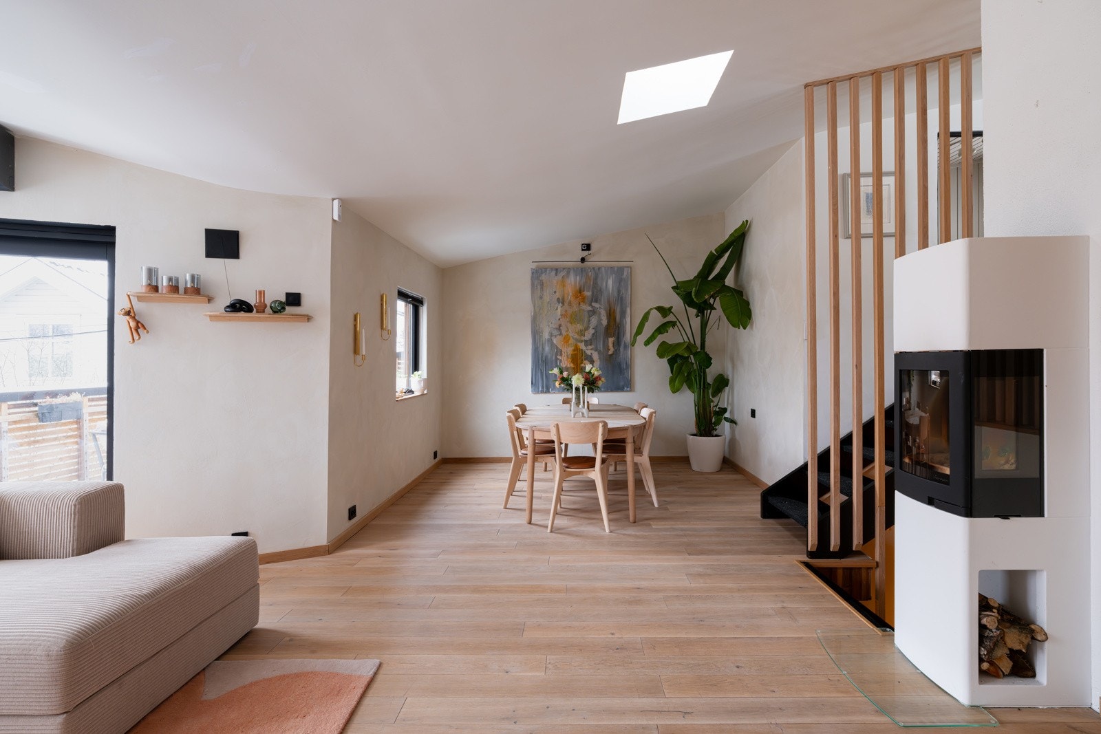 I stuen finner du en flott peisovn fra 2023 som skaper ekstra hygge og gir god varme på kjølige dager. Galleribilde