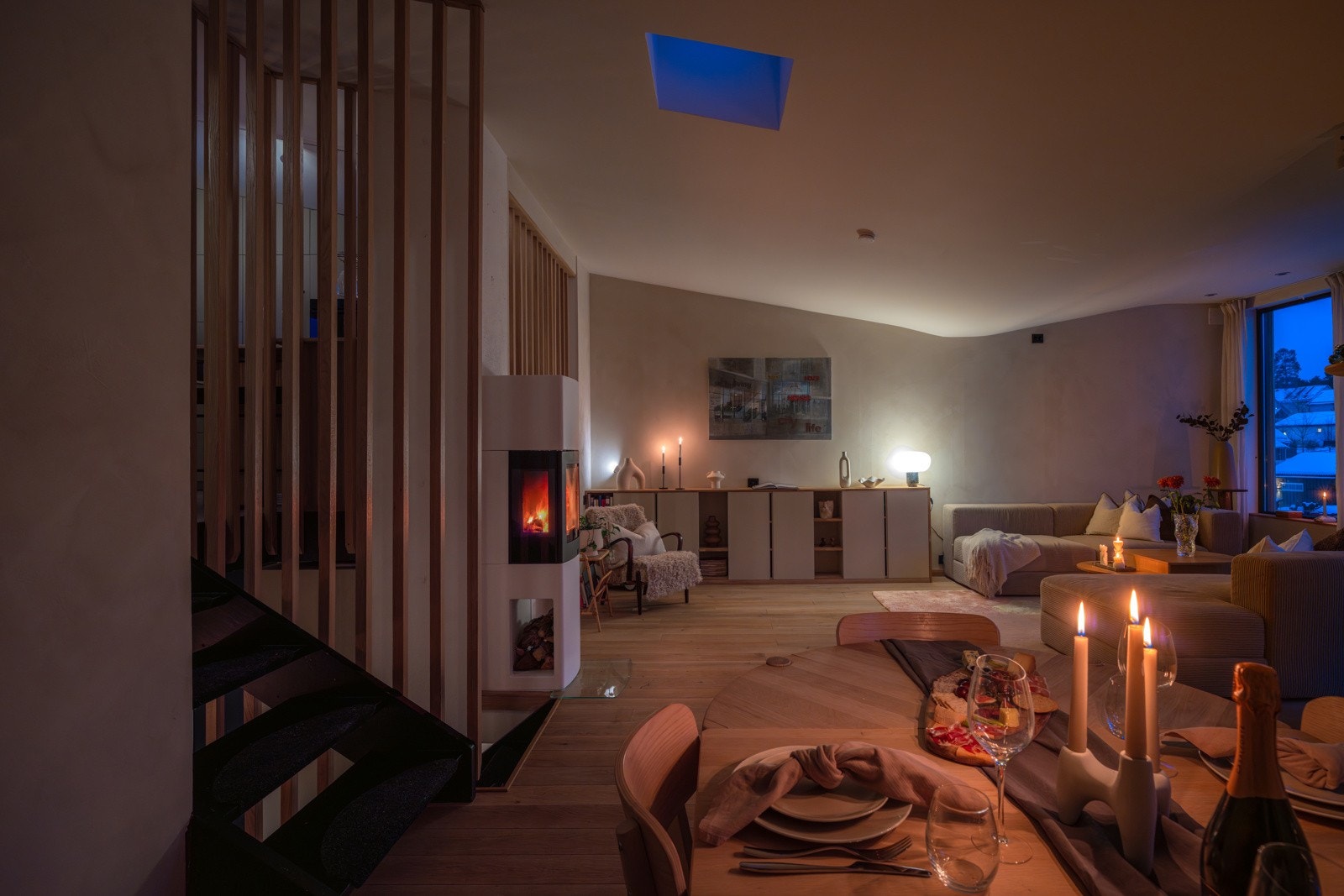 Sjarmerende planløsning med store vindusflater og fin takhøyde som gir rikelig med naturlig lys og en luftig atmosfære. Galleribilde