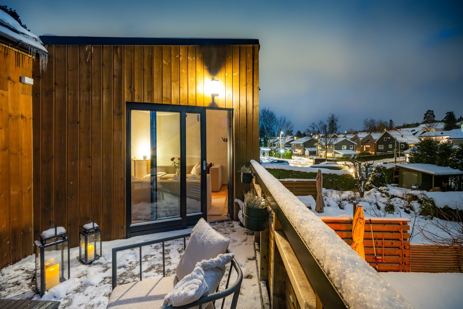 Fra stuen er det utgang til en terrasse på 11 m² med fin utsikt over nabolaget. Galleribilde