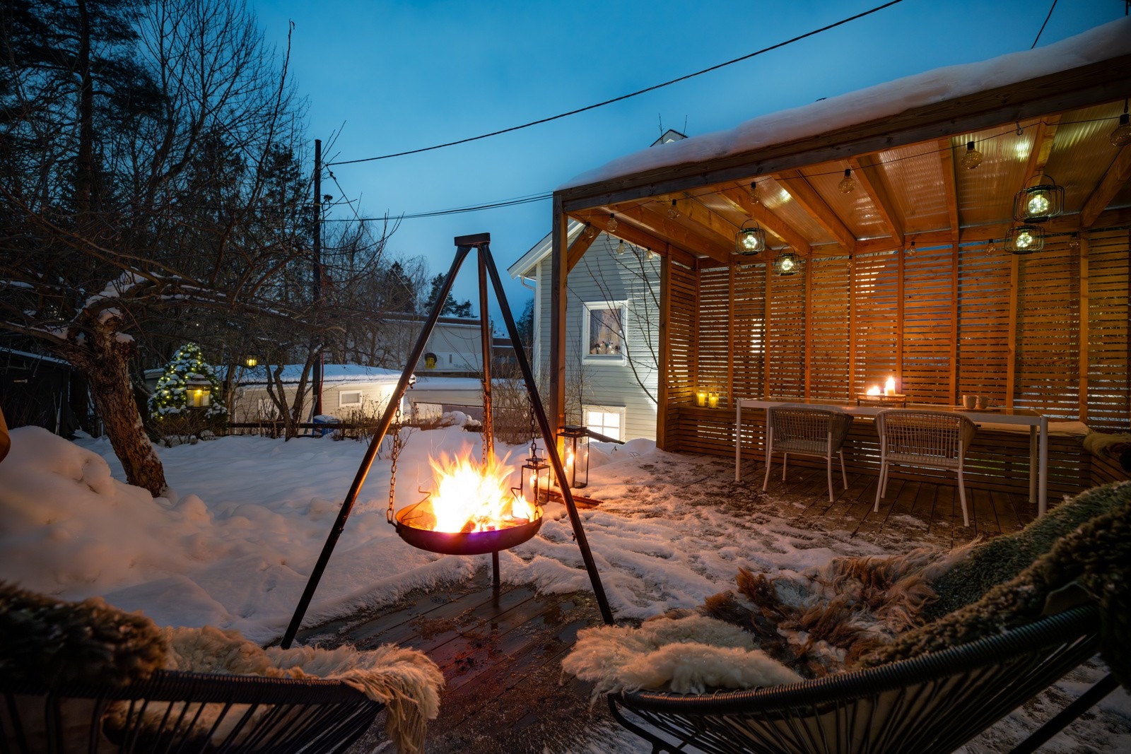 De innbydende uteplassene gir gode muligheter for flere sosiale soner. Det er rikelig plass til sittegrupper, utebenk, grill og blomsterkasser. Galleribilde