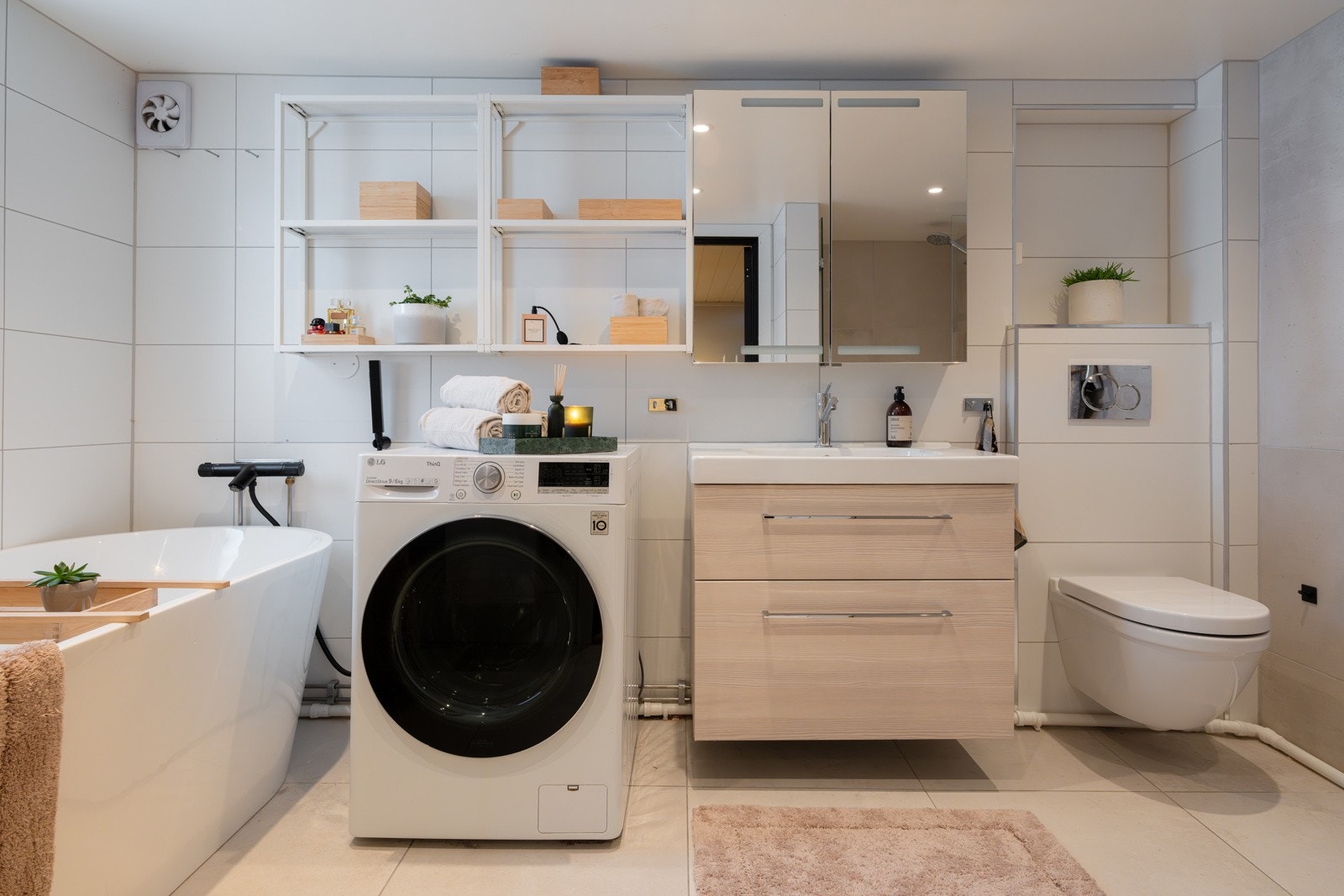 Boligen har et delikat og flislagt baderom fra 2015. Galleribilde