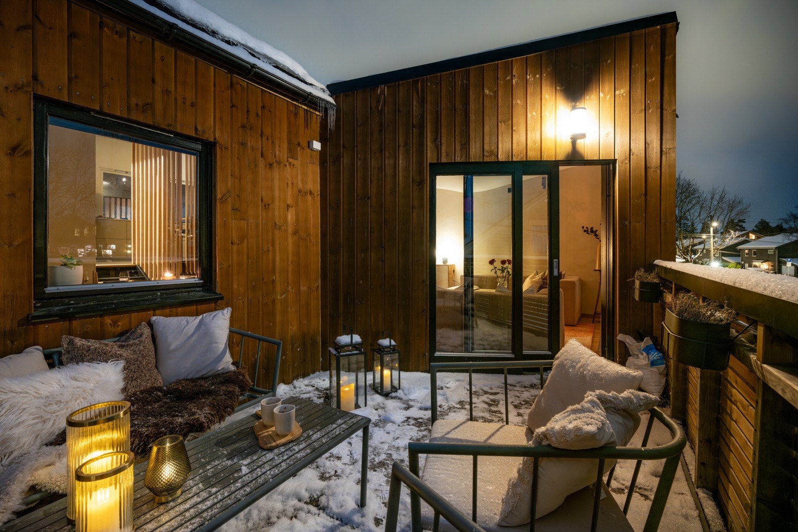 Boligen har idylliske og solrike uteområder som kan nytes i rolige omgivelser. Galleribilde