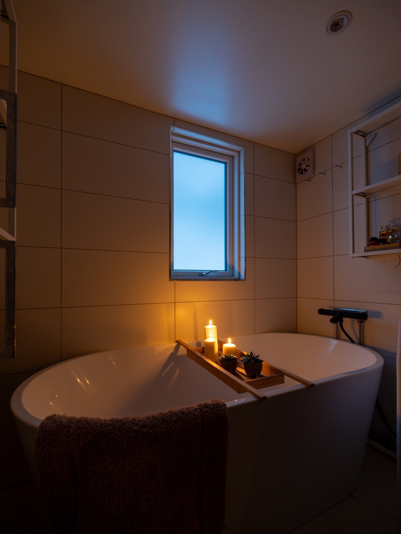 Videre finner du dusjnisje med glassdør, frittstående badekar og vegghengt toalett. Galleribilde