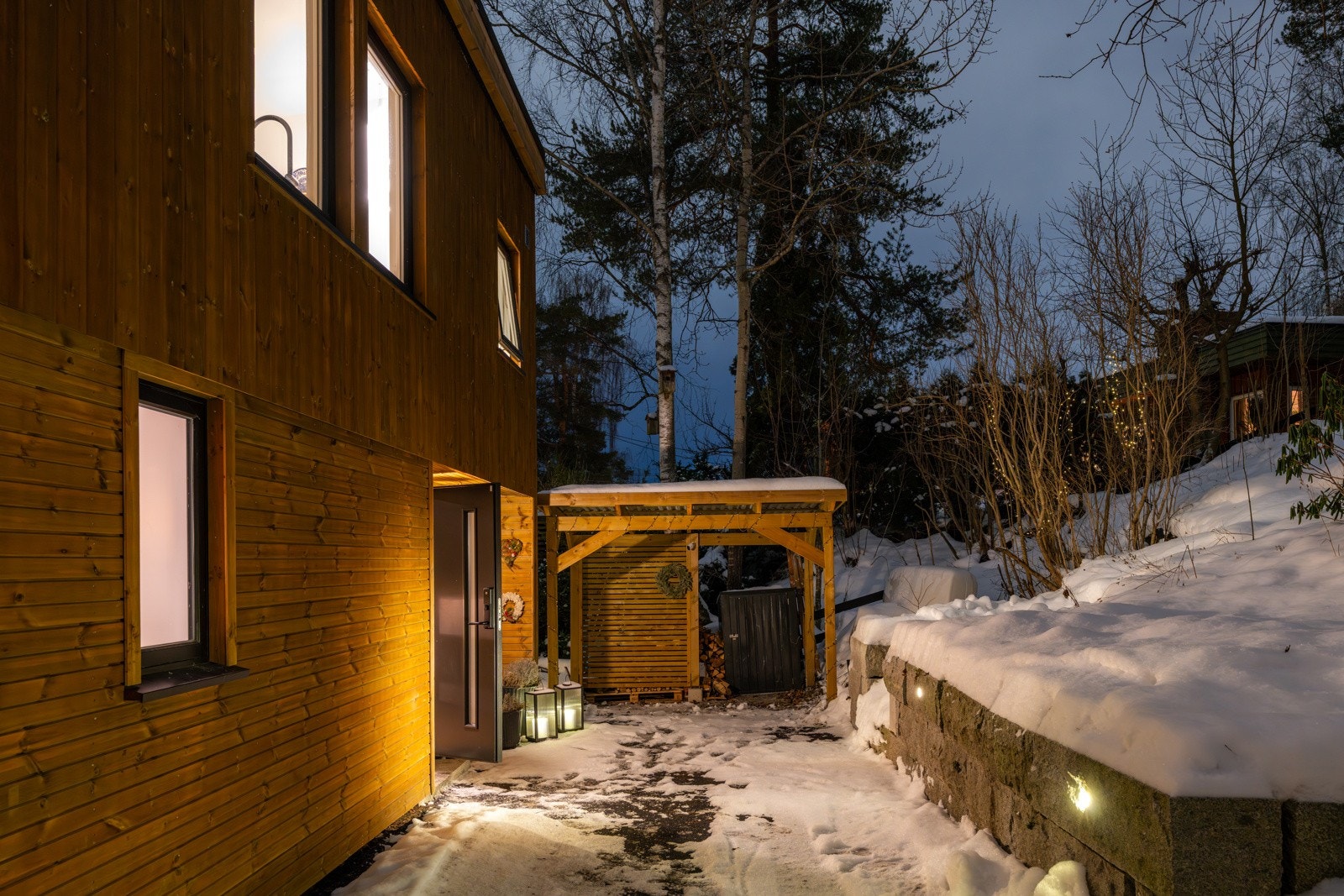 Boligen har et hyggelig inngangsparti. Galleribilde