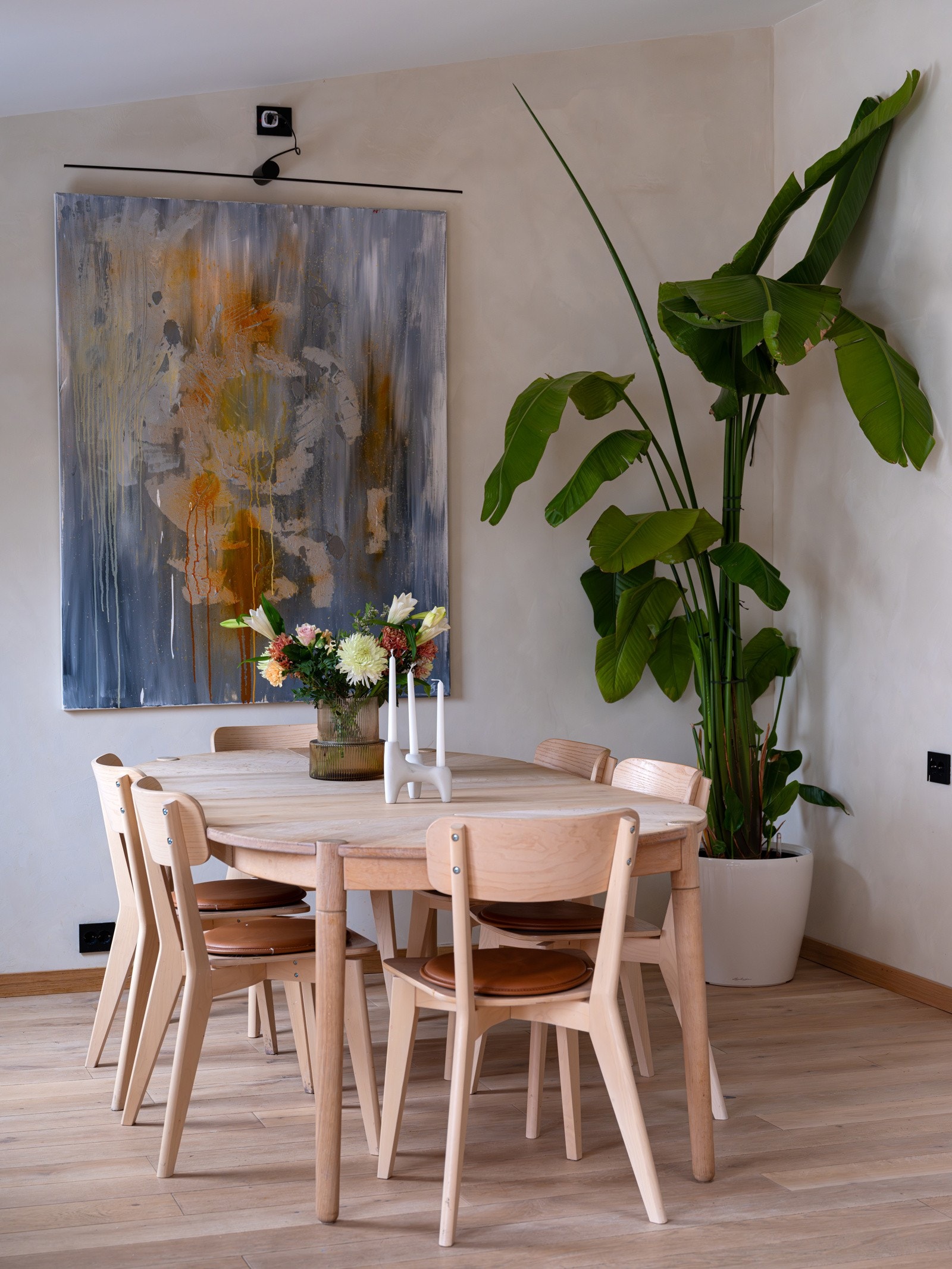 Rommet har et naturlig samlingspunkt for hyggelige måltider. Galleribilde