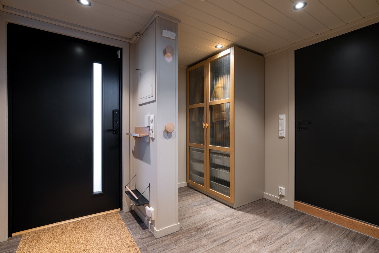 Entréen er lys og romslig og gir et godt førsteinntrykk av boligen. Galleribilde