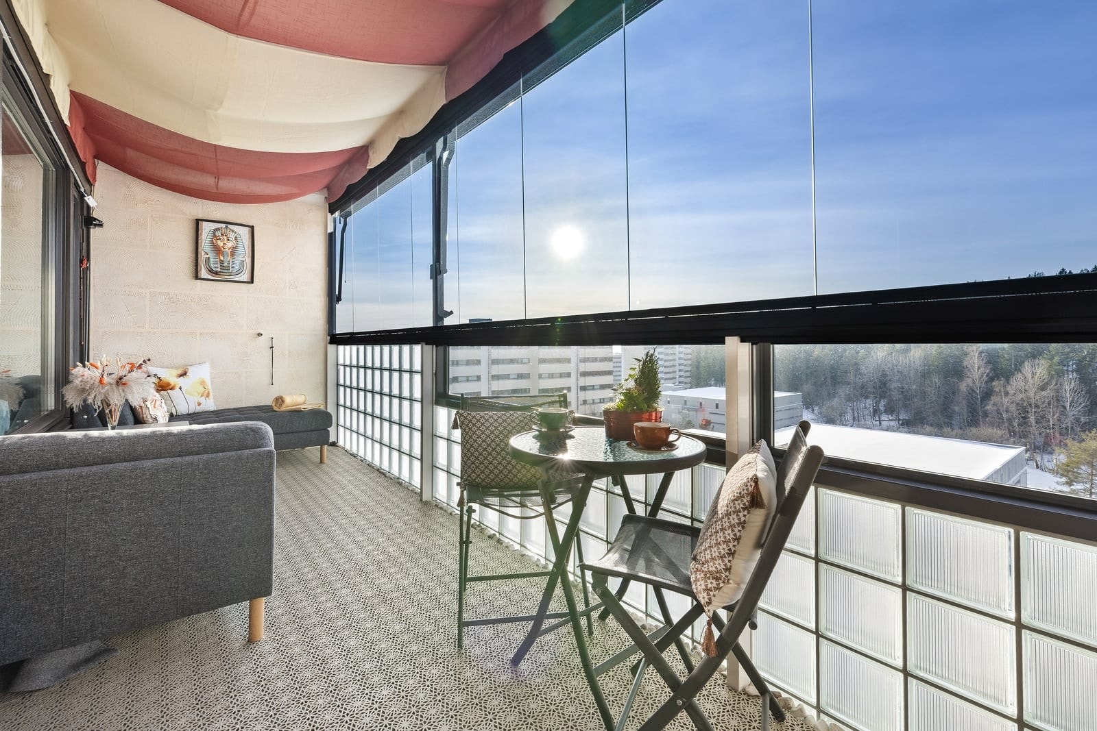 Her har du god plass til utemøbler. Galleribilde