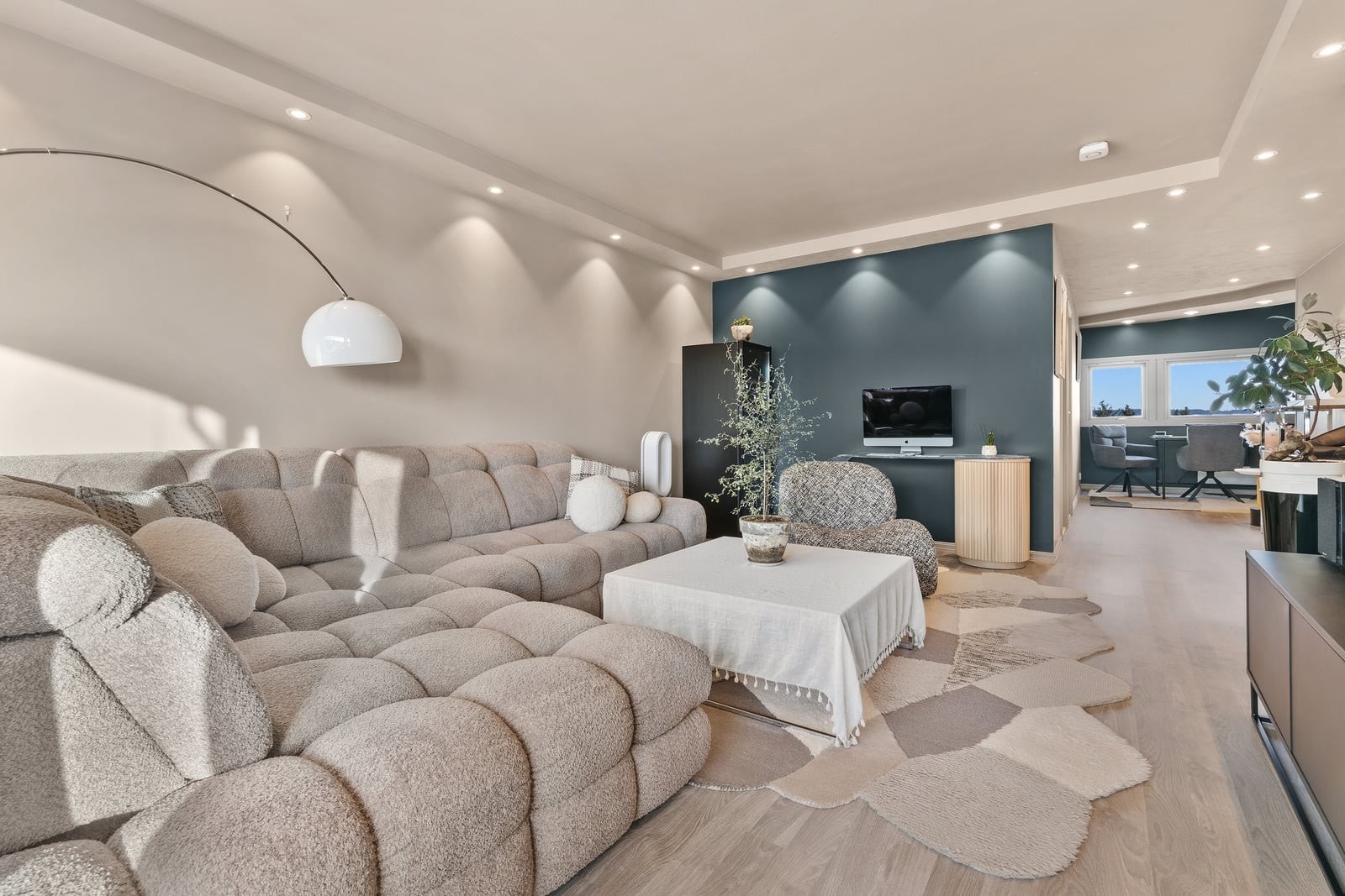 Leiligheten er gjennomgående og har en åpen og sosial planløsning mellom stue og kjøkken. Galleribilde