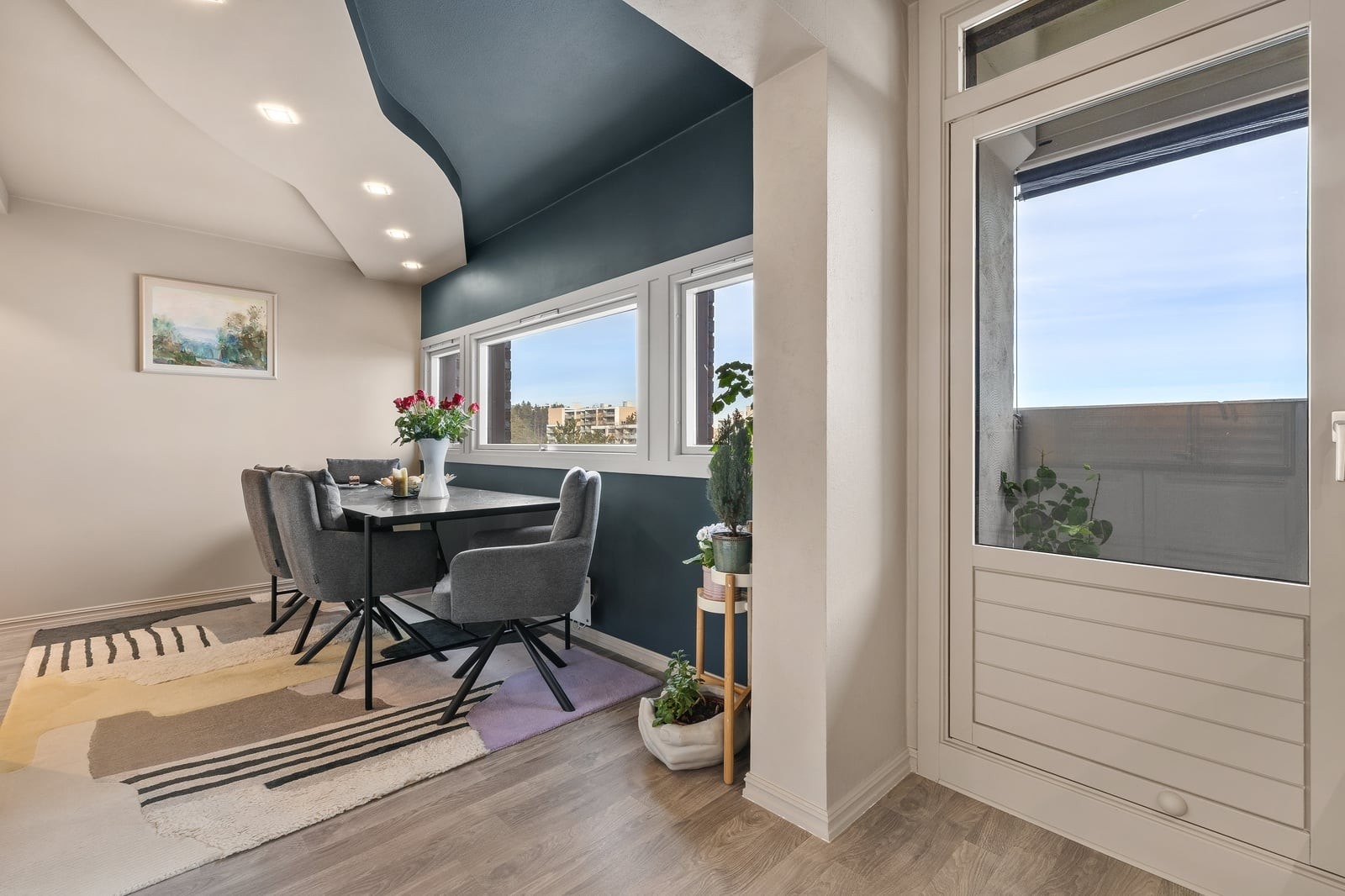 Fra kjøkkenet er det utgang til en praktisk luftebalkong på 2 m². Galleribilde