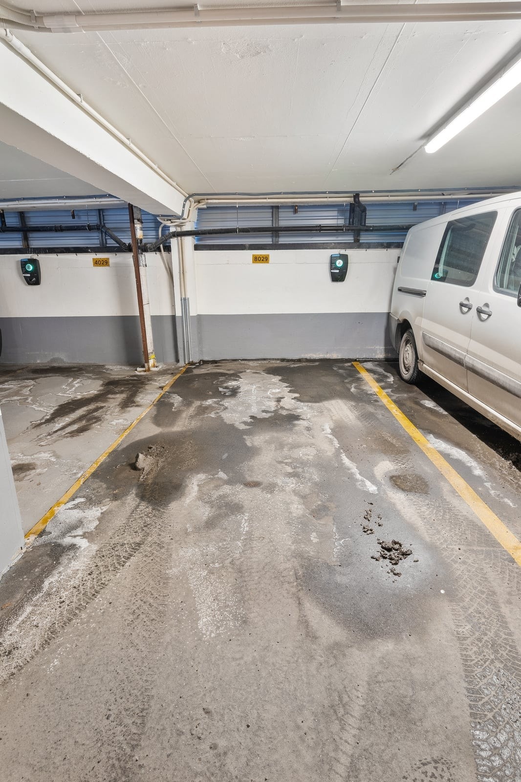 Det medfølger en garasjeplass med installert elbillader. Galleribilde