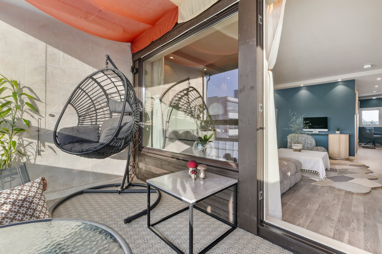 Fra stuen har du adkomst til en innglasset balkong på 12 m² og fungerer som en naturlig forlengelse av stuen store deler av året. Galleribilde