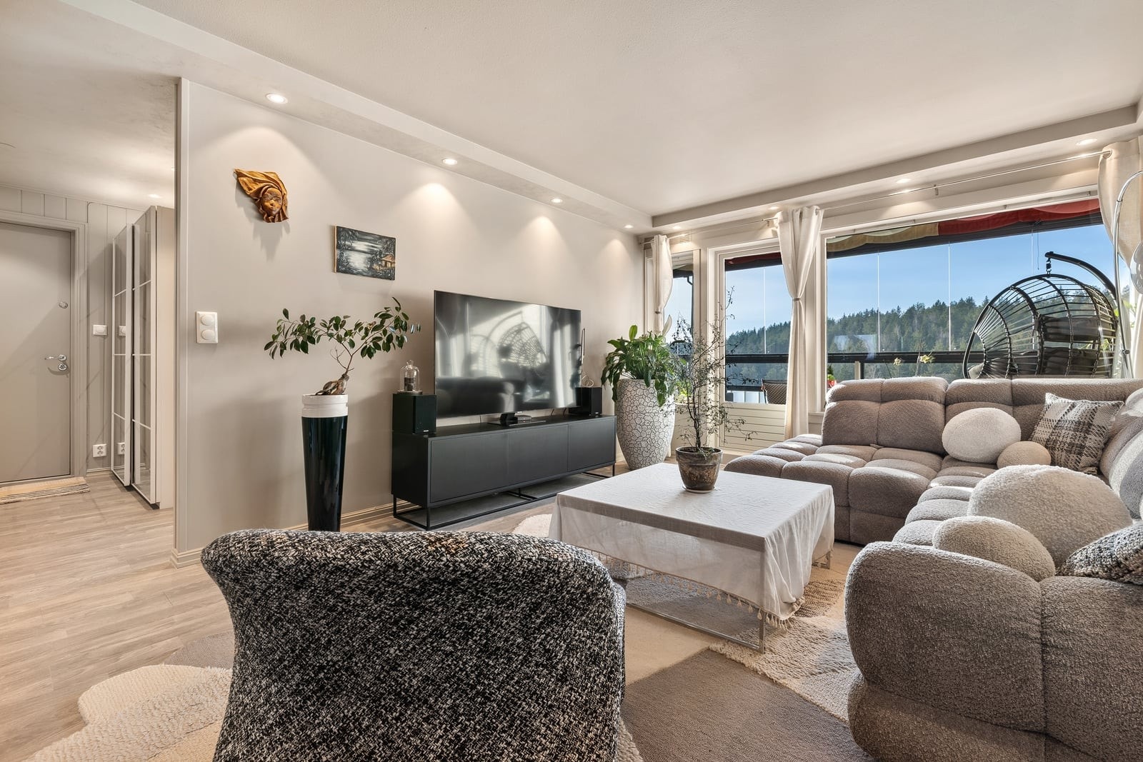 Stuen har store vindusflater som slipper inn rikelig med naturlig lys. Galleribilde