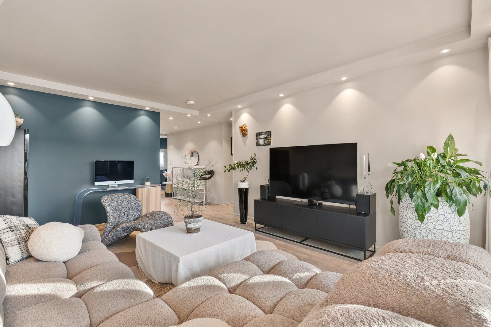 Leiligheten har en romslig stue som gir god plass til både sofagruppe og annet ønsket møblement. Galleribilde