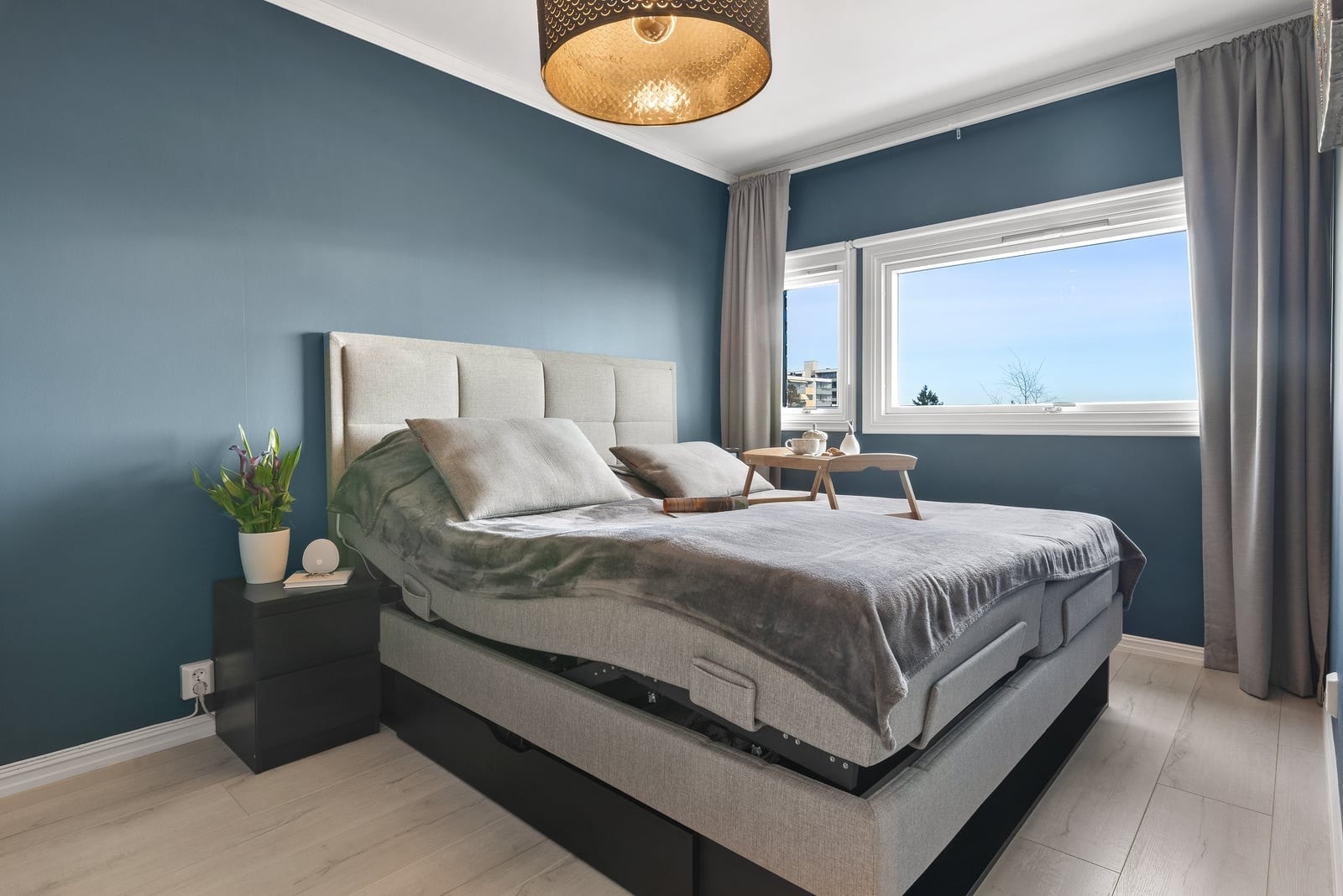 Soverommet har store vindusflater som slipper inn rikelig med naturlig lys. Galleribilde