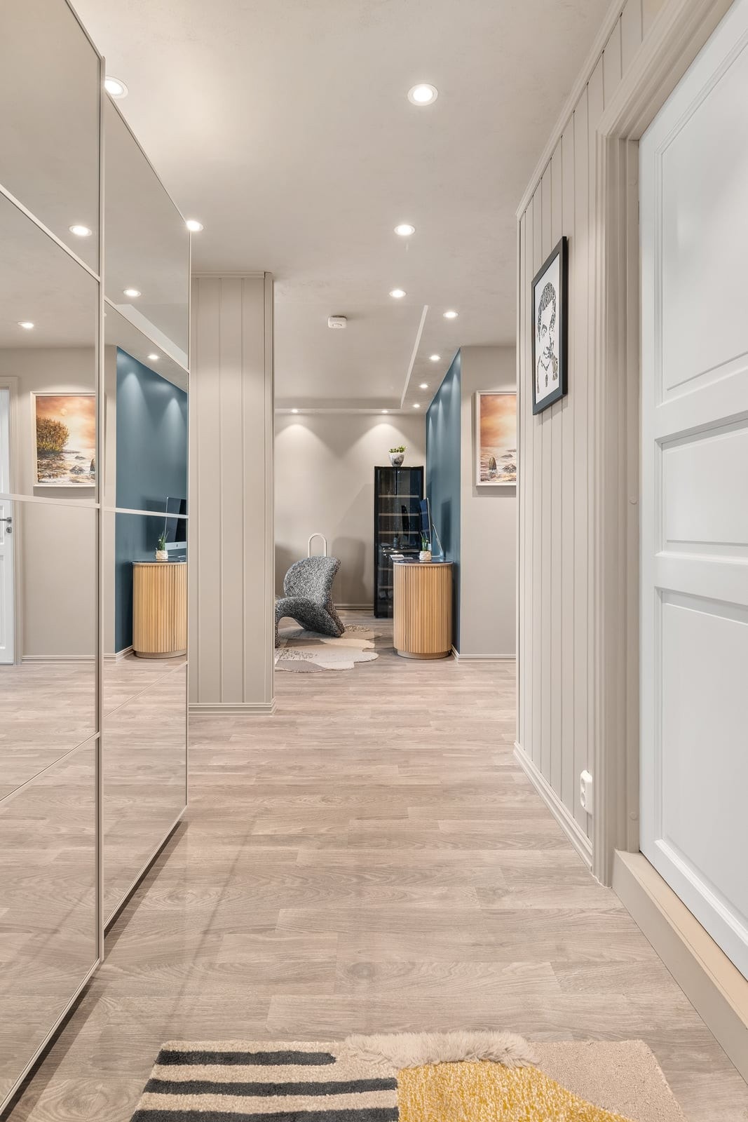 Fra entréen er det en åpen og oversiktlig passasje inn mot leilighetens oppholdsrom. Galleribilde