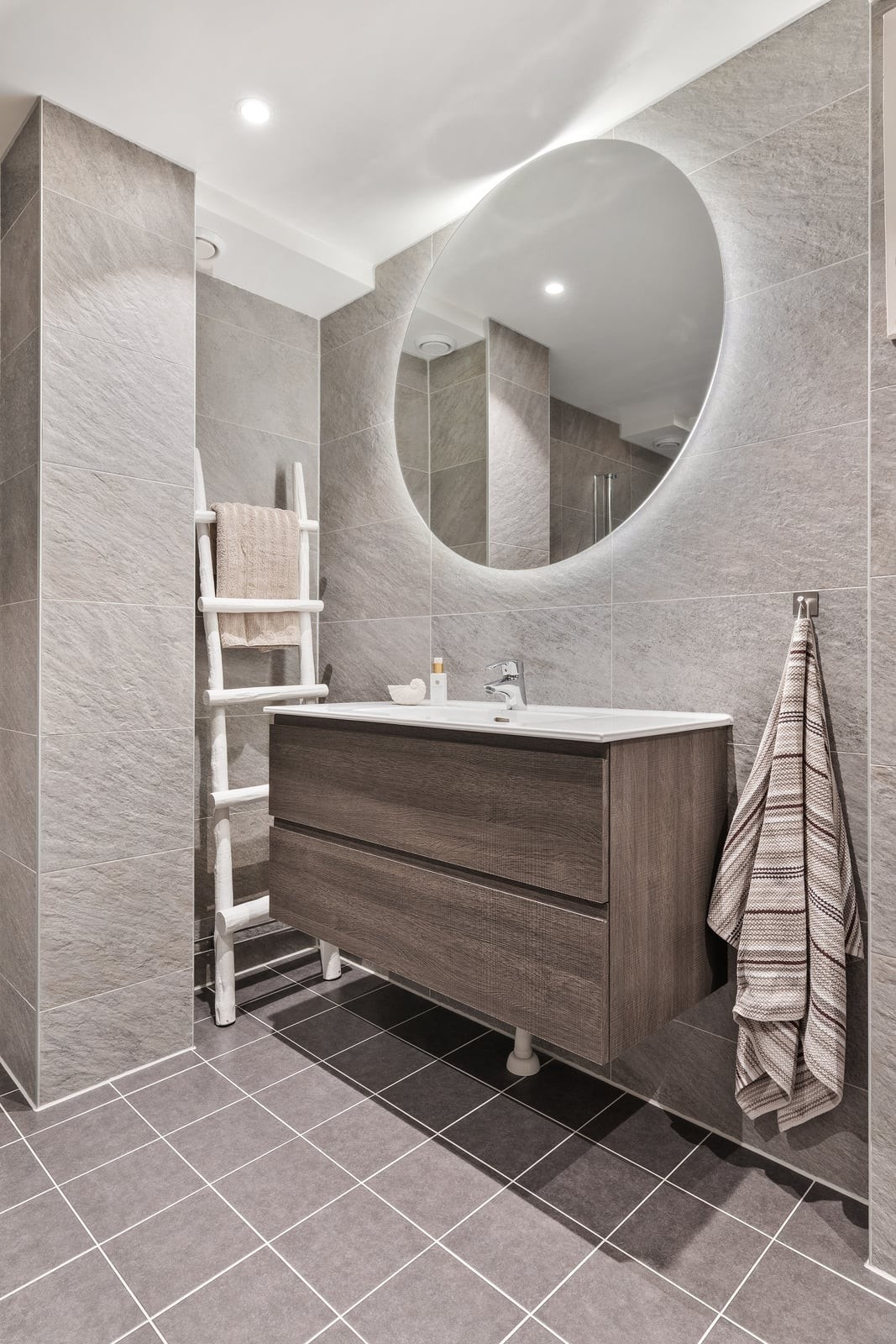 I badet er det elektriske varmekabler i gulvet og servantinnredning med god oppbevaring. Galleribilde